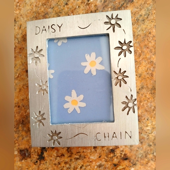New.  Daisy  chain metal look  picture frame - Picture 1 of 5